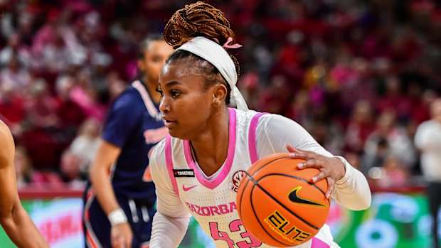 Razorbacks' Makayla Daniels driving against Auburn